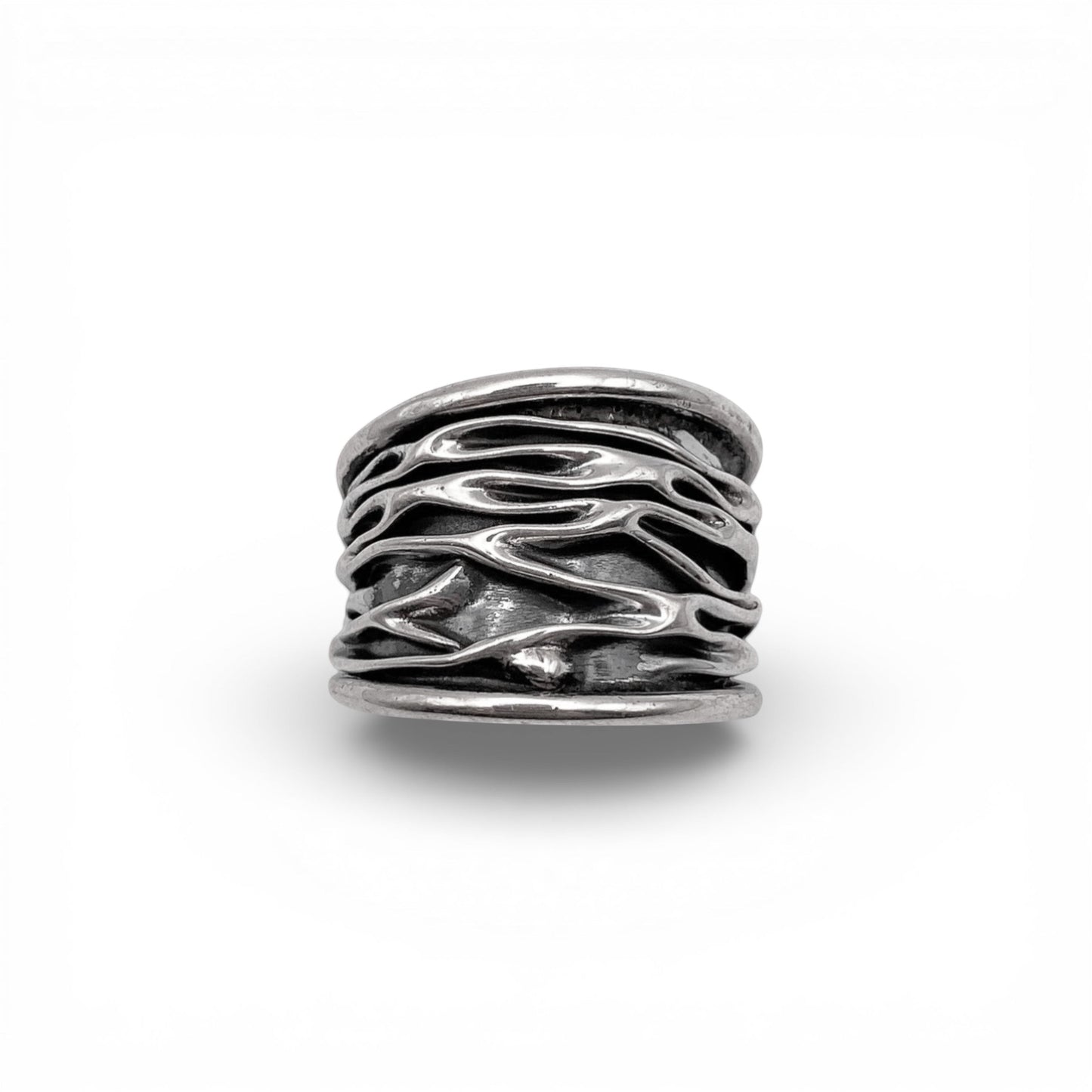 Bague en argent texturé représentant des motifs ondulants, issue de la collection de bijoux latino-américains de la boutique en ligne "Altiplano", intitulée "WAYRA".