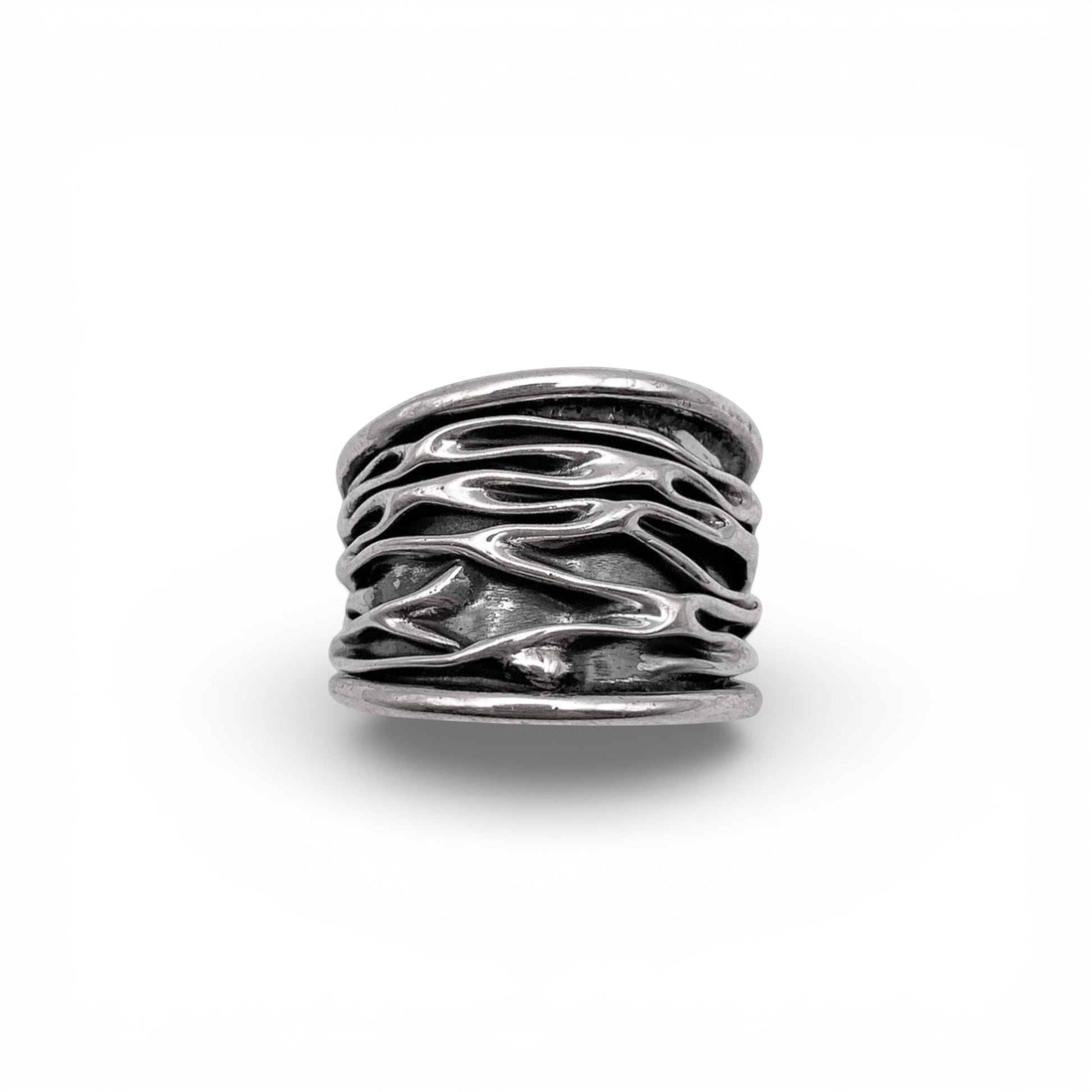 Bague en argent texturé représentant des motifs ondulants, issue de la collection de bijoux latino-américains de la boutique en ligne "Altiplano", intitulée "WAYRA".