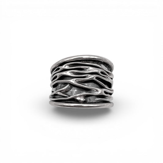 Bague en argent texturé représentant des motifs ondulants, issue de la collection de bijoux latino-américains de la boutique en ligne "Altiplano", intitulée "WAYRA".