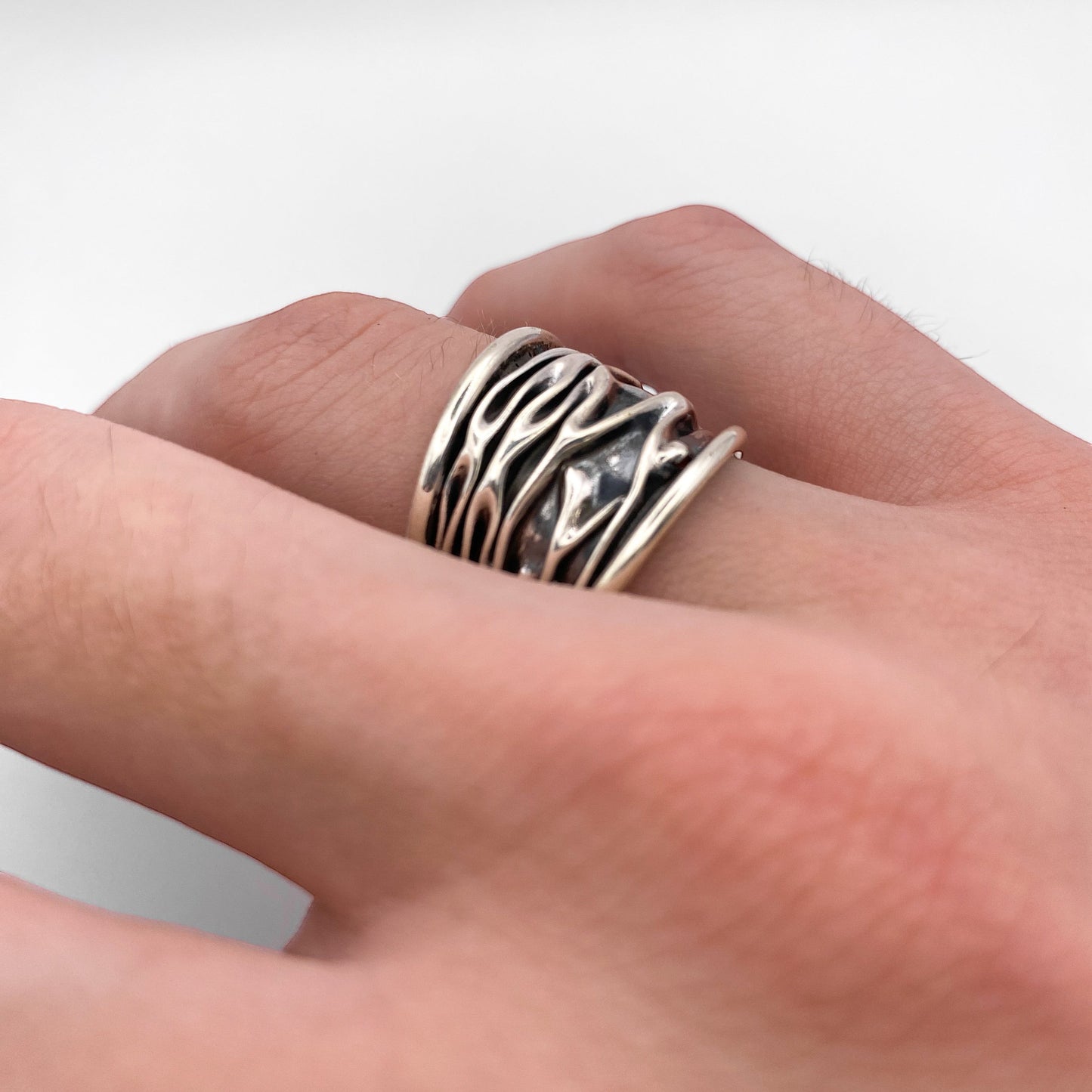 Bague en argent "WAYRA" de la boutique Altiplano. Design élégant et ondulé inspiré des motifs latino-américains.