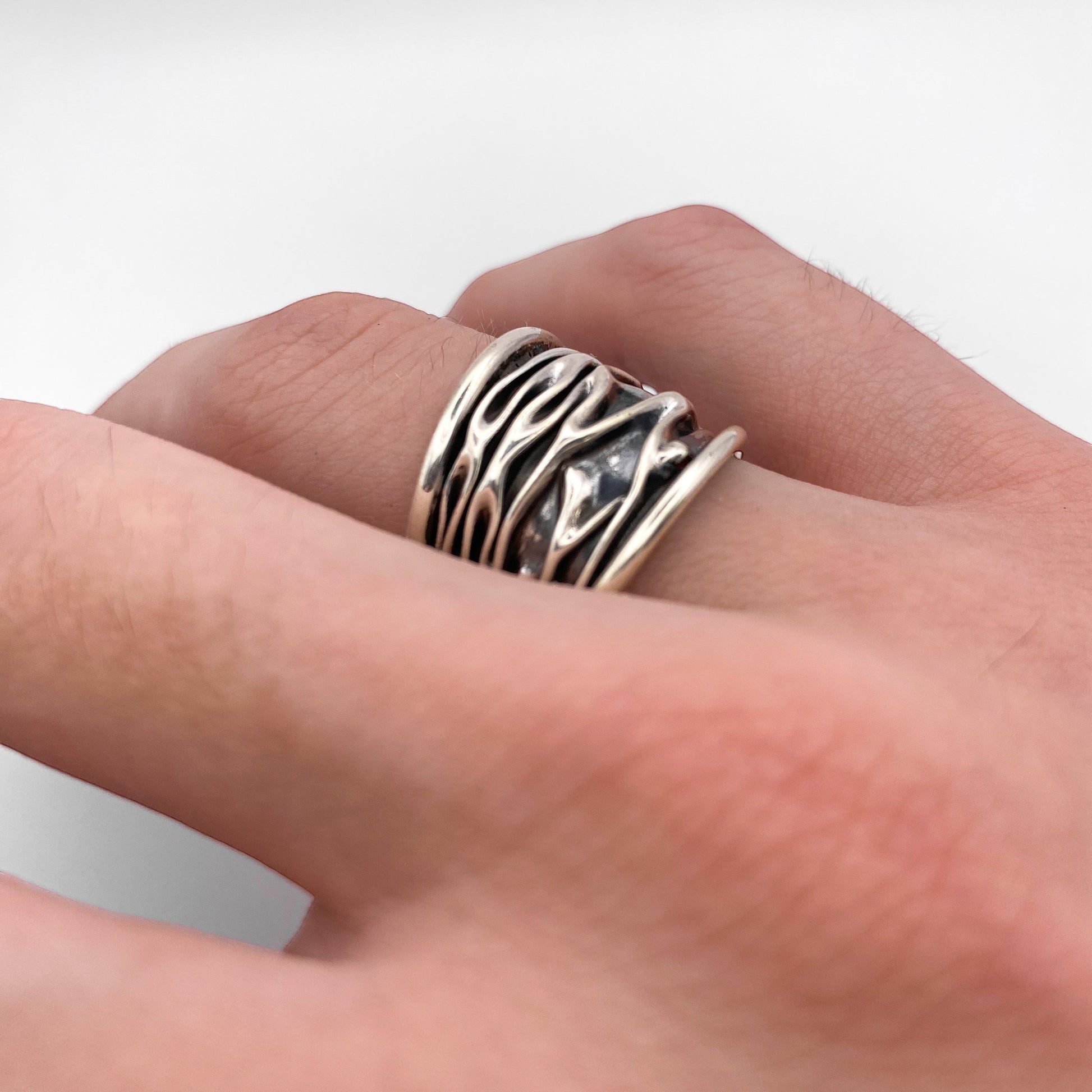 Bague en argent "WAYRA" de la boutique Altiplano. Design élégant et ondulé inspiré des motifs latino-américains.
