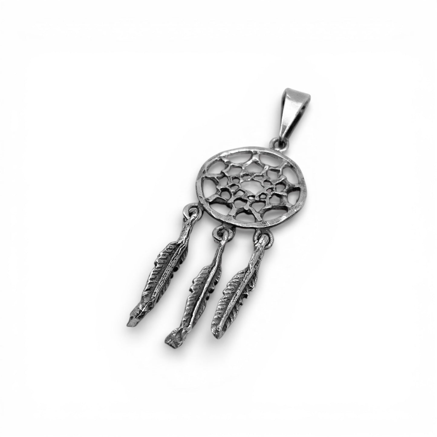 Pendentif en argent représentant un capteur de rêves avec trois plumes pendantes. Modèle artisanal et élégant, parfait pour ajouter une touche de culture latino-américaine à votre style. Disponible chez la boutique Altiplano.