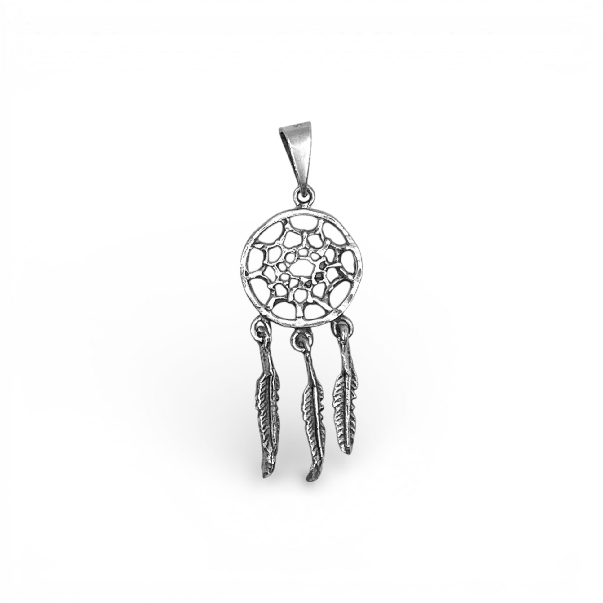 Pendentif en argent de style attrape-rêves avec trois plumes pendantes, proposé par la boutique Altiplano. Réalisé main avec un design délicat et symbolique, ce bijou s'inspire des traditions Ojibwées.