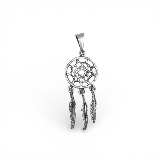 Pendentif en argent de style attrape-rêves avec trois plumes pendantes, proposé par la boutique Altiplano. Réalisé main avec un design délicat et symbolique, ce bijou s'inspire des traditions Ojibwées.