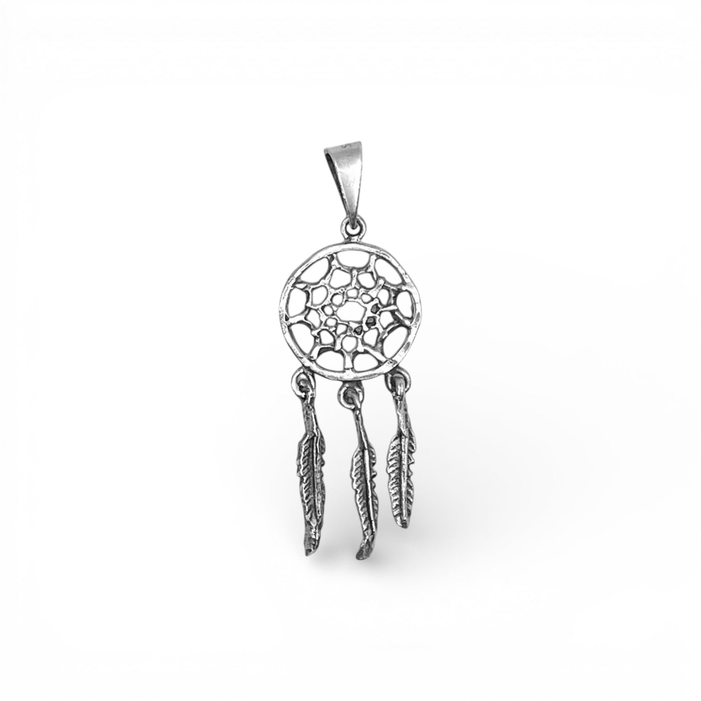 Pendentif en argent finement ciselé représentant un attrape-rêves avec trois plumes pendantes. Parfait pour ajouter une touche bohème à votre look. Disponible dans la boutique en ligne Altiplano, spécialisée dans les bijoux en argent latino-américains.