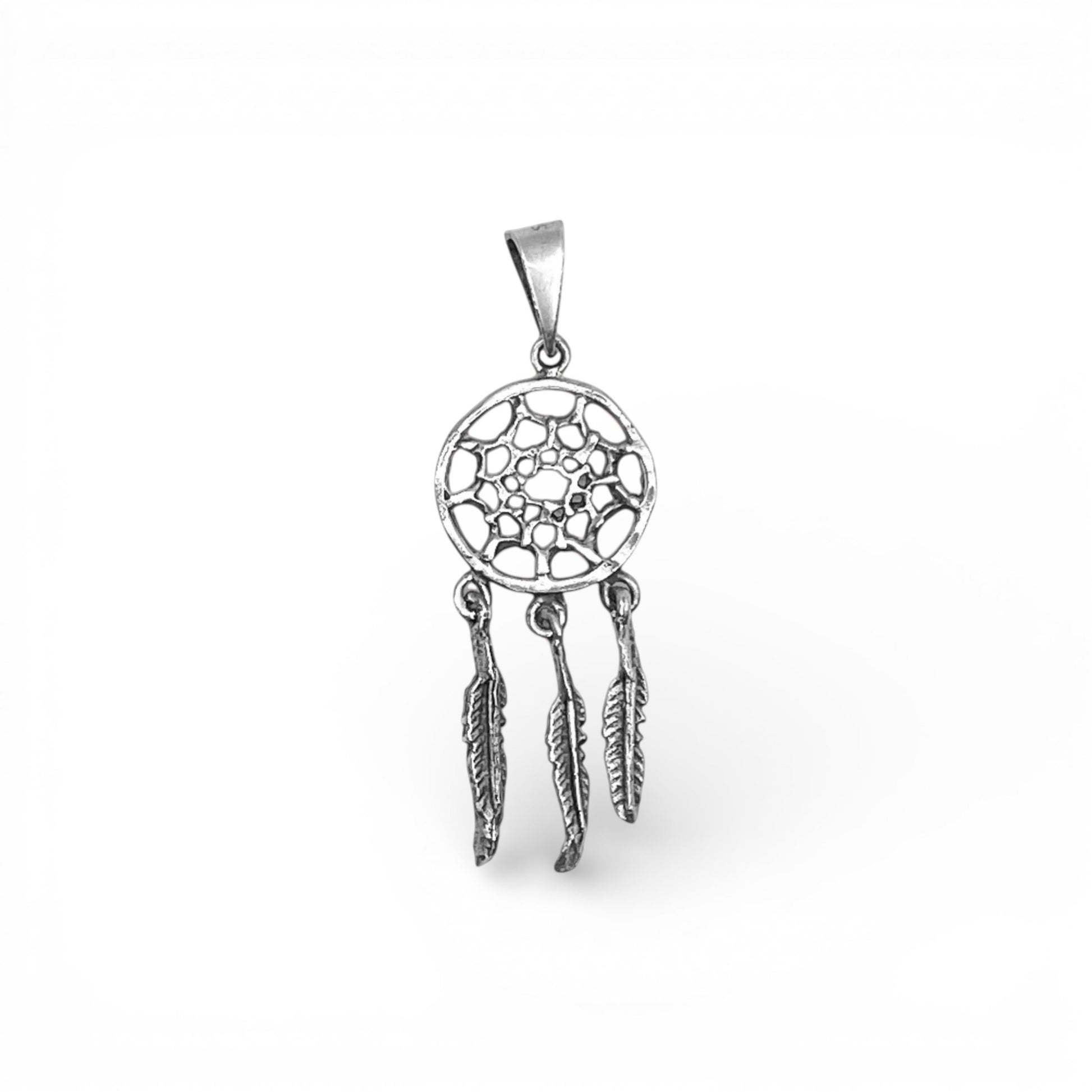Pendentif en argent finement ciselé représentant un attrape-rêves avec trois plumes pendantes. Parfait pour ajouter une touche bohème à votre look. Disponible dans la boutique en ligne Altiplano, spécialisée dans les bijoux en argent latino-américains.