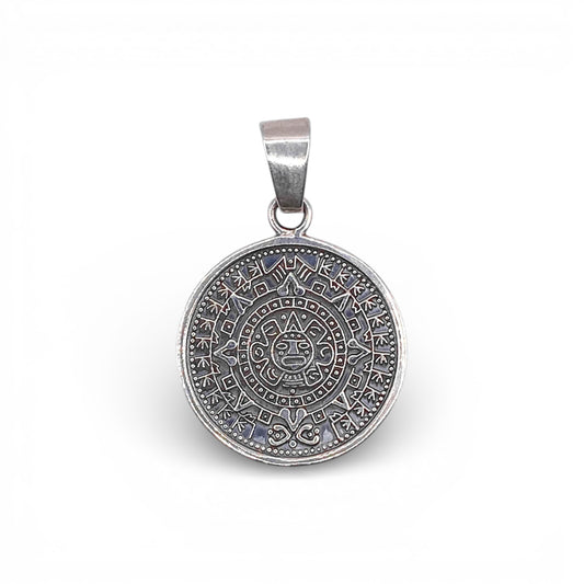 Pendentif rond en argent représentant un calendrier aztèque, conçu avec des détails minutieux. Parfait pour un style unique et authentique.