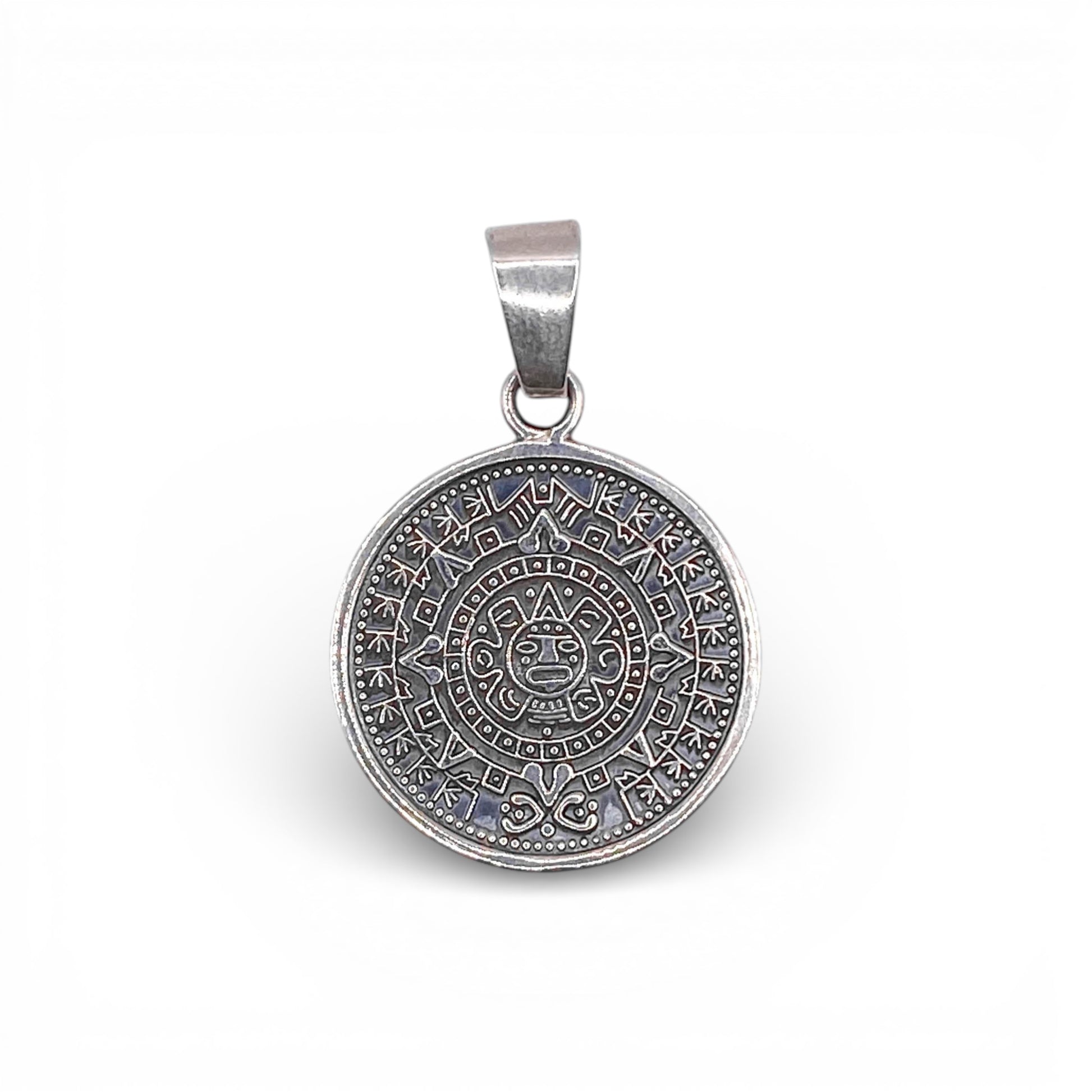 Pendentif en argent représentant un calendrier aztèque détaillé, disponible chez Altiplano, boutique en ligne de bijoux latino-américains en argent.