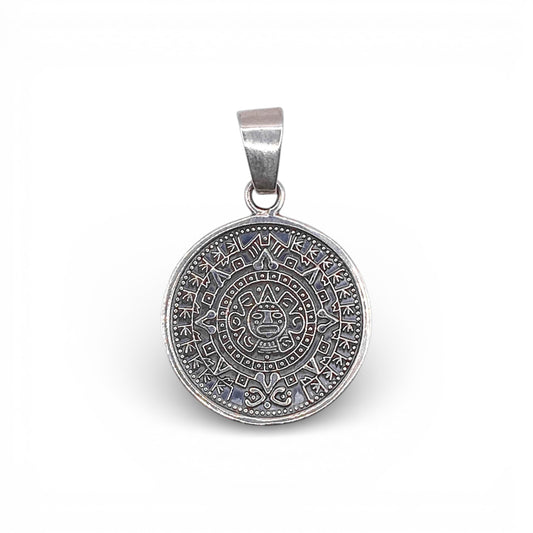Pendentif en argent représentant un calendrier aztèque détaillé, disponible chez Altiplano, boutique en ligne de bijoux latino-américains en argent.