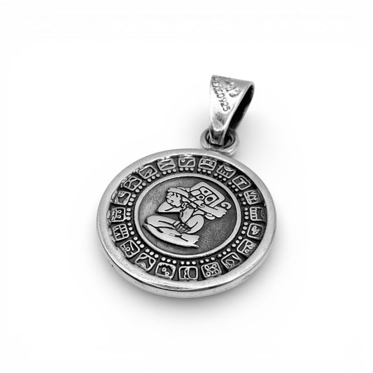 Pendentif en argent de la boutique Altiplano, représentant une figure symbolique latino-américaine entourée de motifs traditionnels.