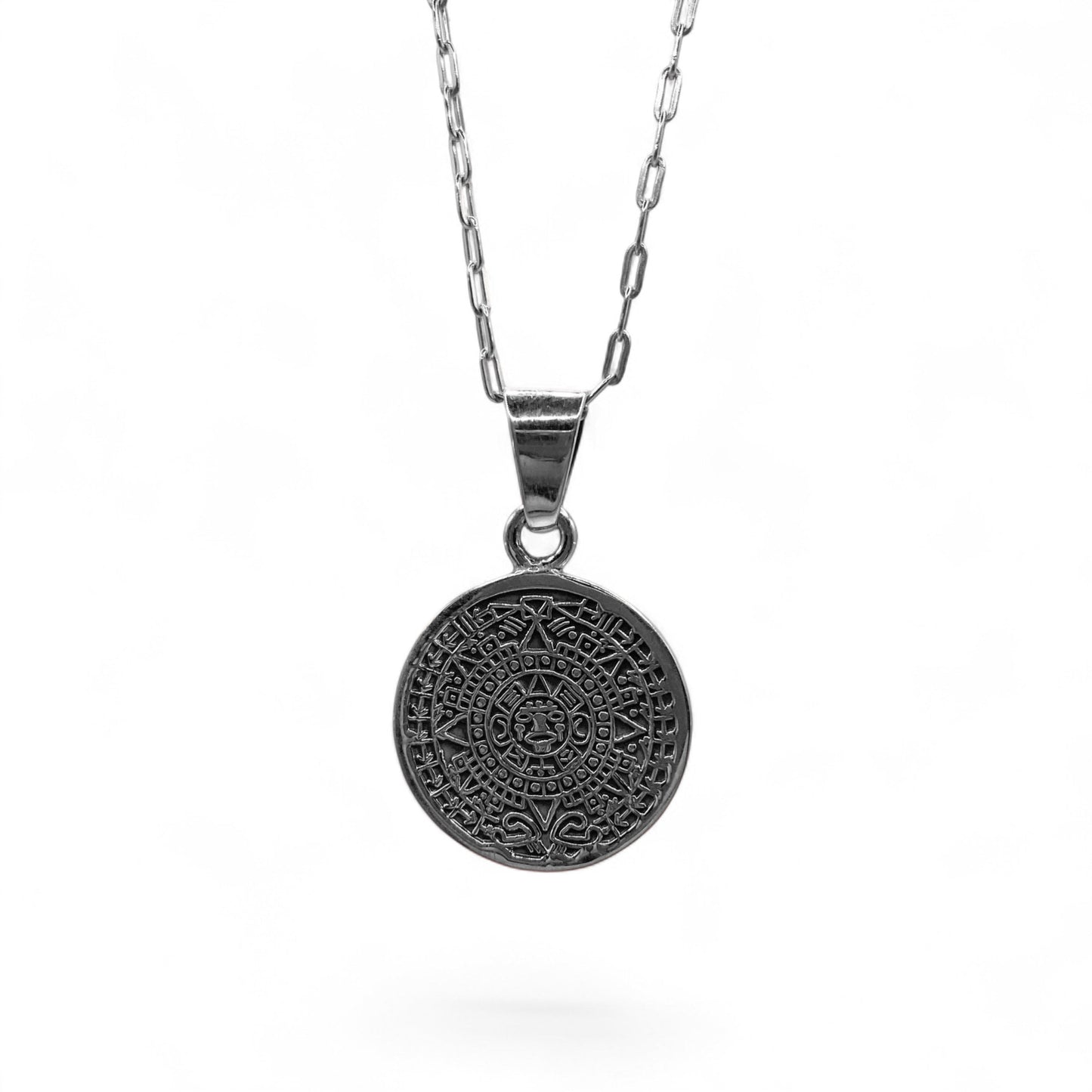 Collier pendentif en argent avec un médaillon finement gravé d'inspirations latino-américaines. Ce bijou élégant de la boutique Altiplano s'intitule "OMEKA'" et capture l'essence de l'artisanat traditionnel.