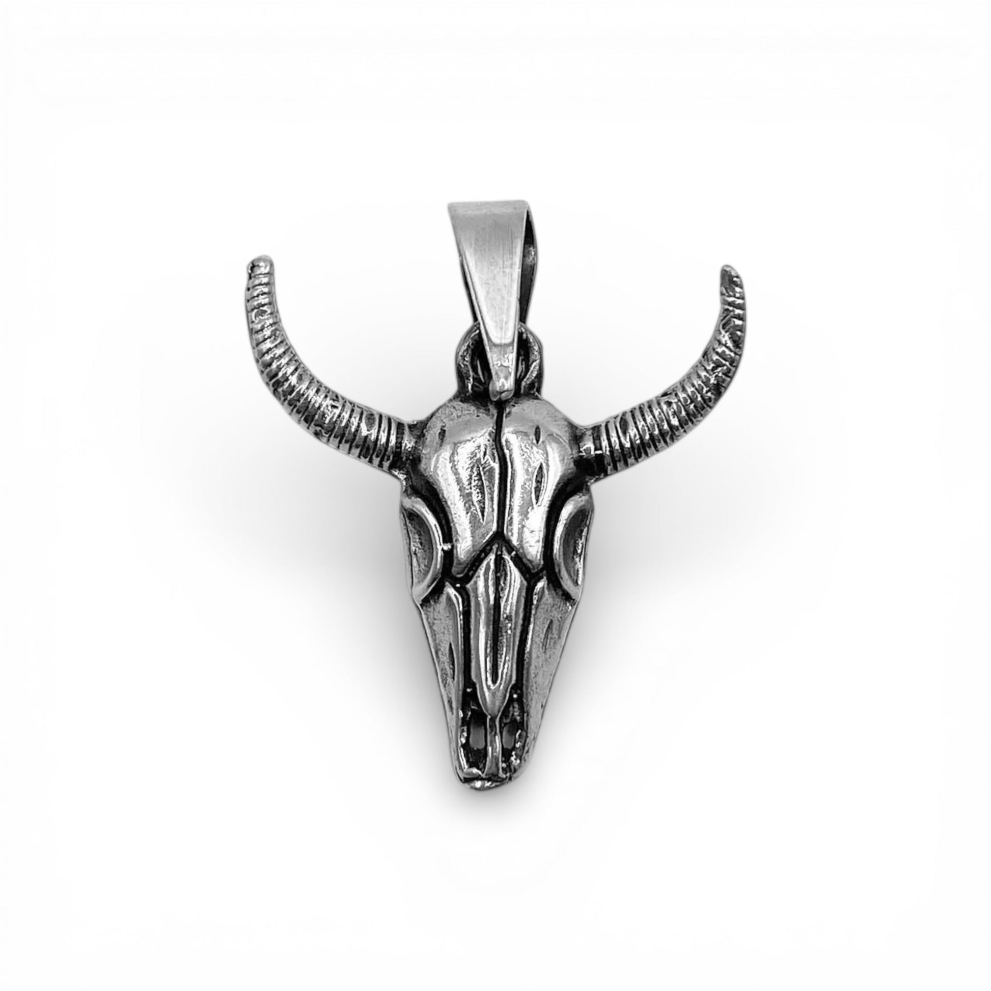 Pendentif en argent "MICTLAN" représentant un crâne de bovin avec des cornes, disponible chez Altiplano, boutique en ligne de bijoux latino-américains.