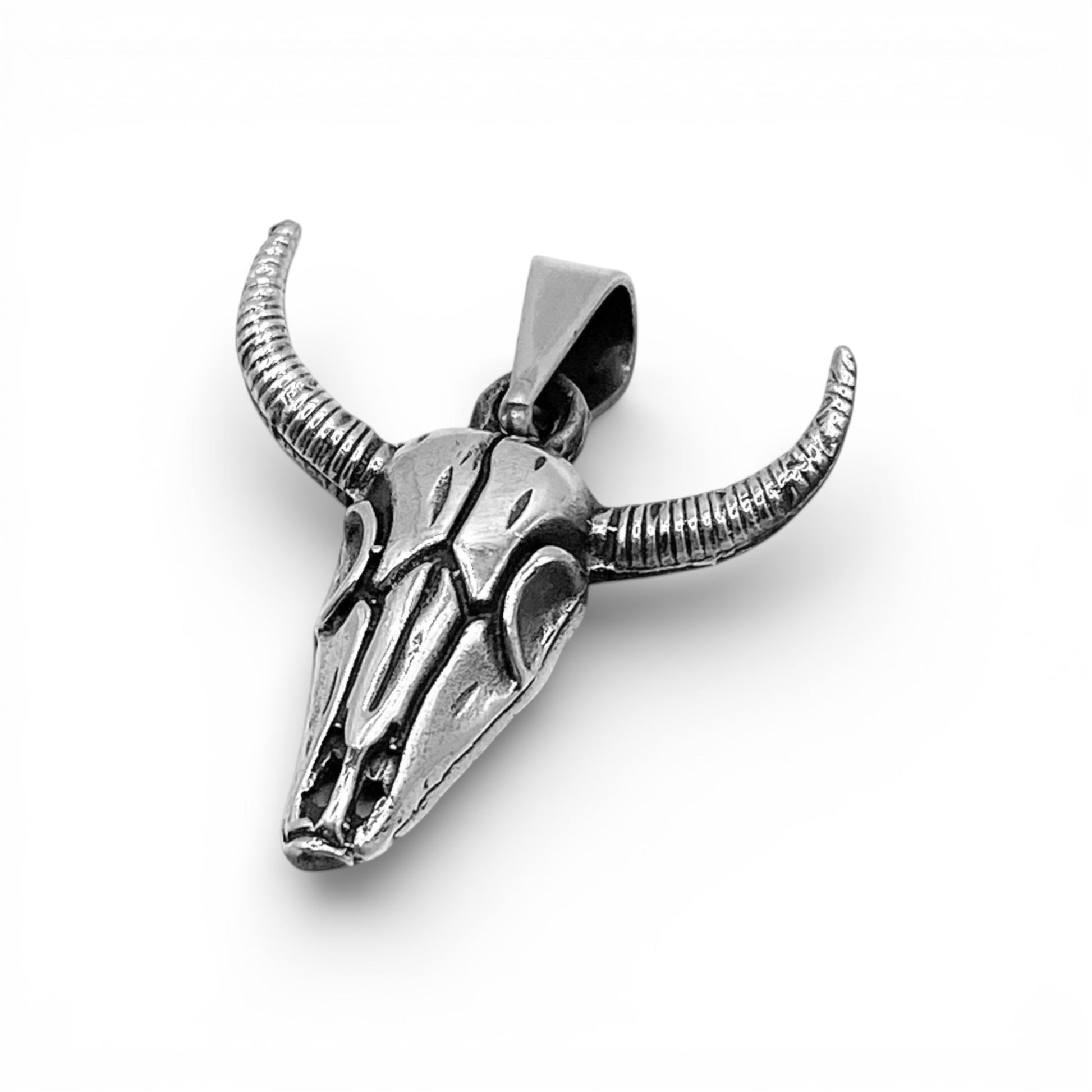 Pendentif en argent représentant un crâne de taureau aux détails finement sculptés. Inspiré par les traditions latino-américaines, ce bijou unique est disponible dans la boutique en ligne Altiplano, spécialisée dans les créations artisanales en argent.