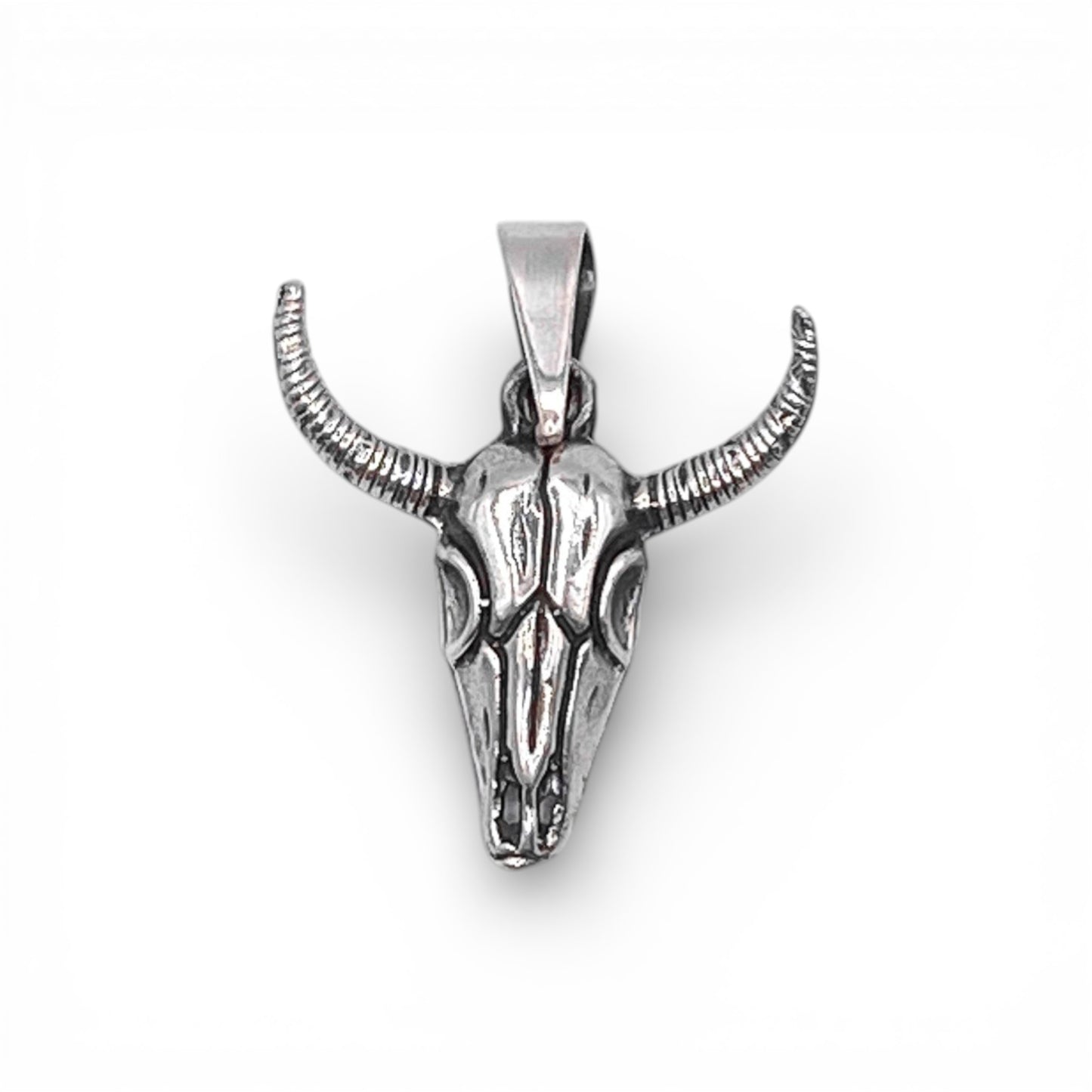 Pendentif en argent fin représentant un crâne de taureau avec des cornes détaillées. Un bijou artisanal au design latin, disponible sur la boutique Altiplano.