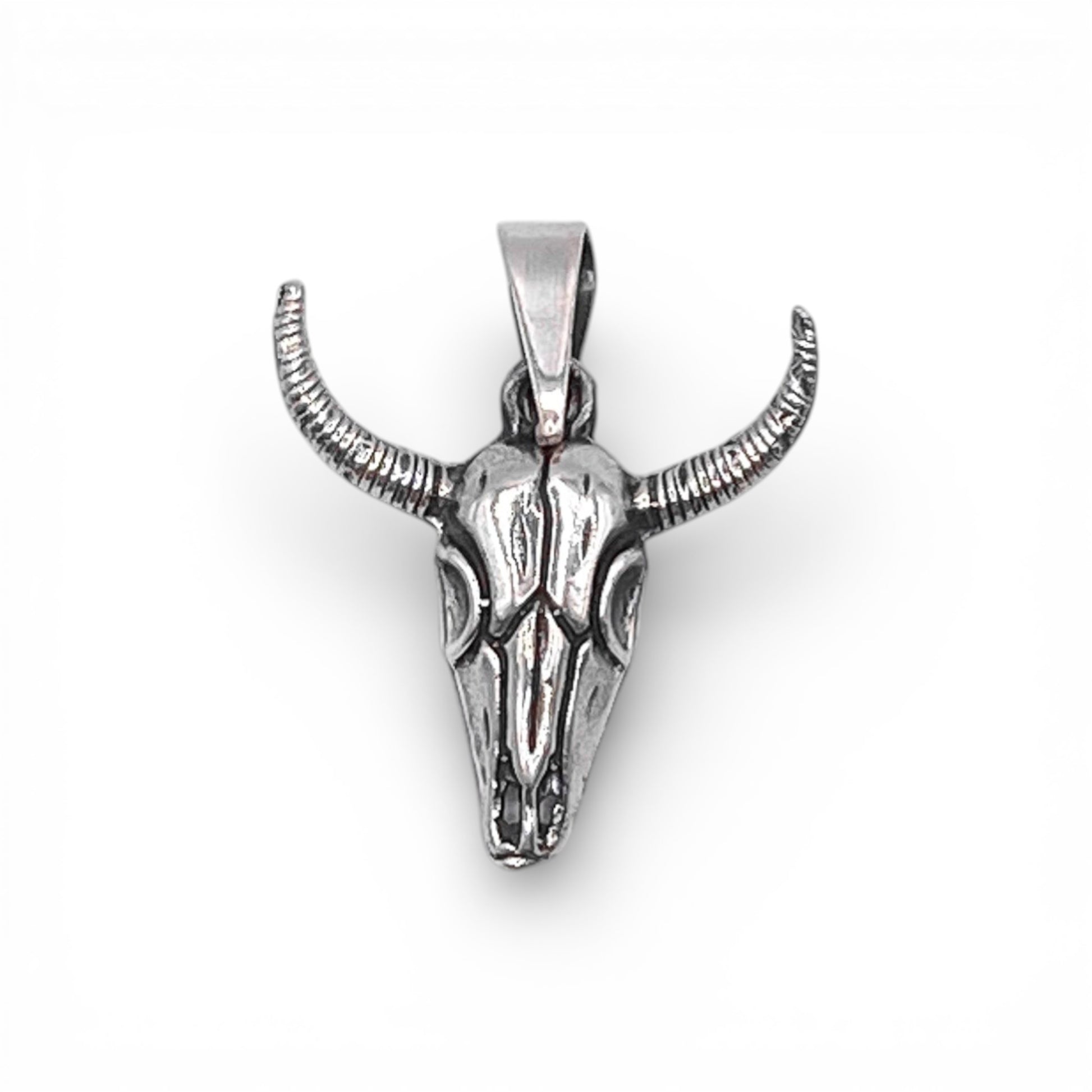 Pendentif en argent fin représentant un crâne de taureau avec des cornes détaillées. Un bijou artisanal au design latin, disponible sur la boutique Altiplano.