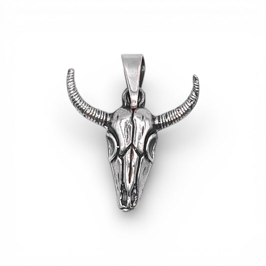 Pendentif en argent fin représentant un crâne de taureau avec des cornes détaillées. Un bijou artisanal au design latin, disponible sur la boutique Altiplano.
