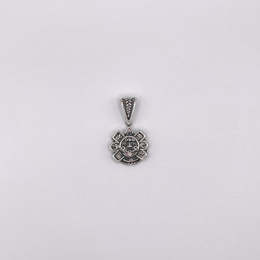 Pendentif en argent délicatement ciselé, représentant un motif symbolique d'inspiration latino-américaine. Élégant et artisanal, parfait pour ajouter une touche de culture et de sophistication à n'importe quelle tenue. Exclusivement disponible chez la boutique Altiplano.