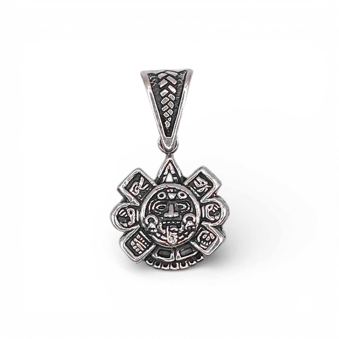 Pendentif en argent délicatement ciselé, représentant un motif symbolique d'inspiration latino-américaine. Élégant et artisanal, parfait pour ajouter une touche de culture et de sophistication à n'importe quelle tenue. Exclusivement disponible chez la boutique Altiplano.