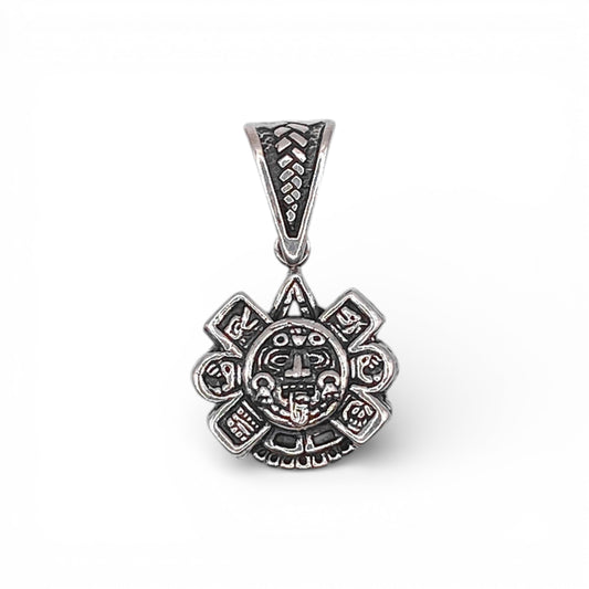 Pendentif en argent délicatement ciselé, représentant un motif symbolique d'inspiration latino-américaine. Élégant et artisanal, parfait pour ajouter une touche de culture et de sophistication à n'importe quelle tenue. Exclusivement disponible chez la boutique Altiplano.