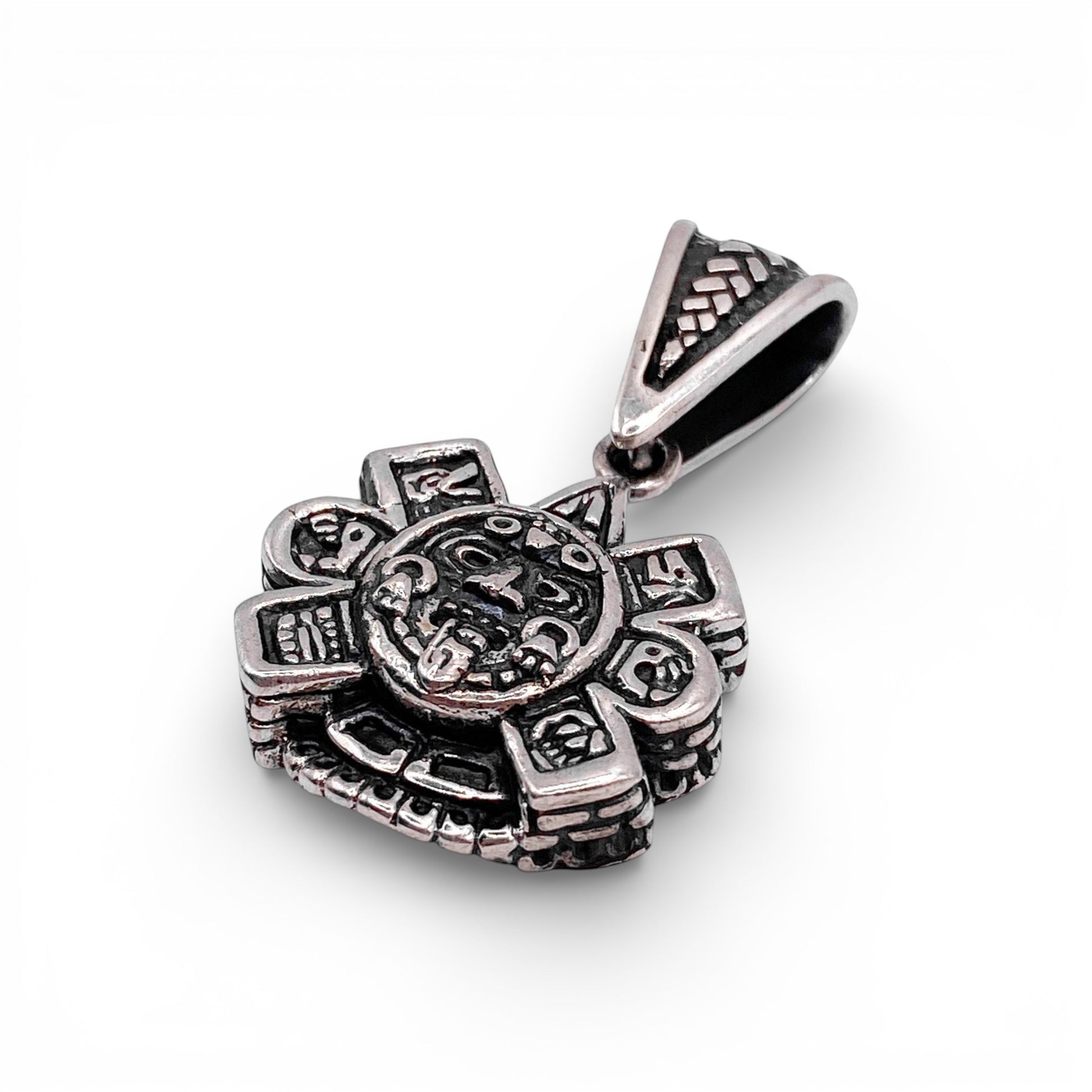 Pendentif en argent "OLLIN" de la boutique Altiplano, inspiré de motifs traditionnels latino-américains, conçu avec des détails complexes et un charme authentique.