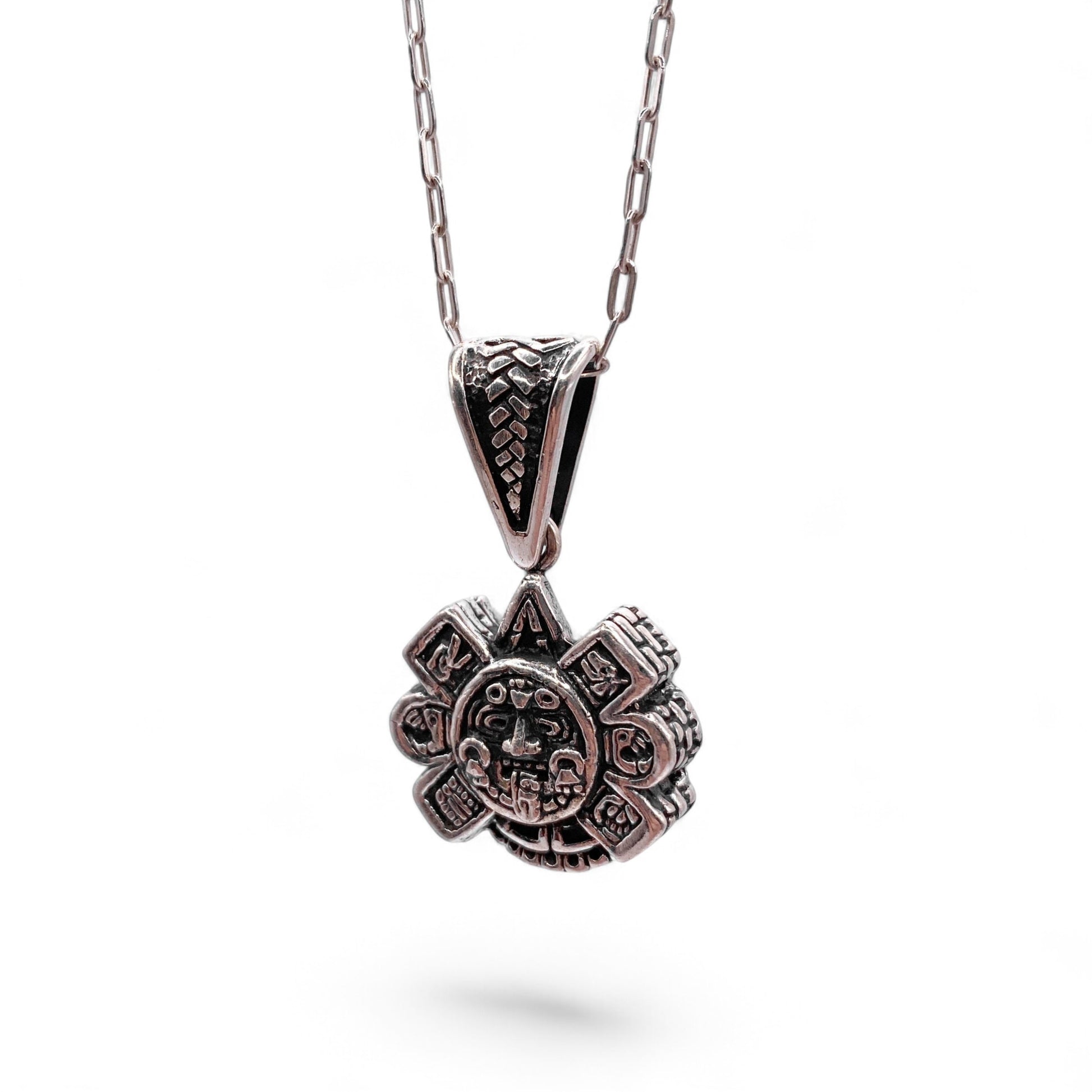 Collier en argent "OLLIN" de la boutique Altiplano, avec un pendentif décoré d'un motif artistique riche en détails inspiré par l'art latino-américain.