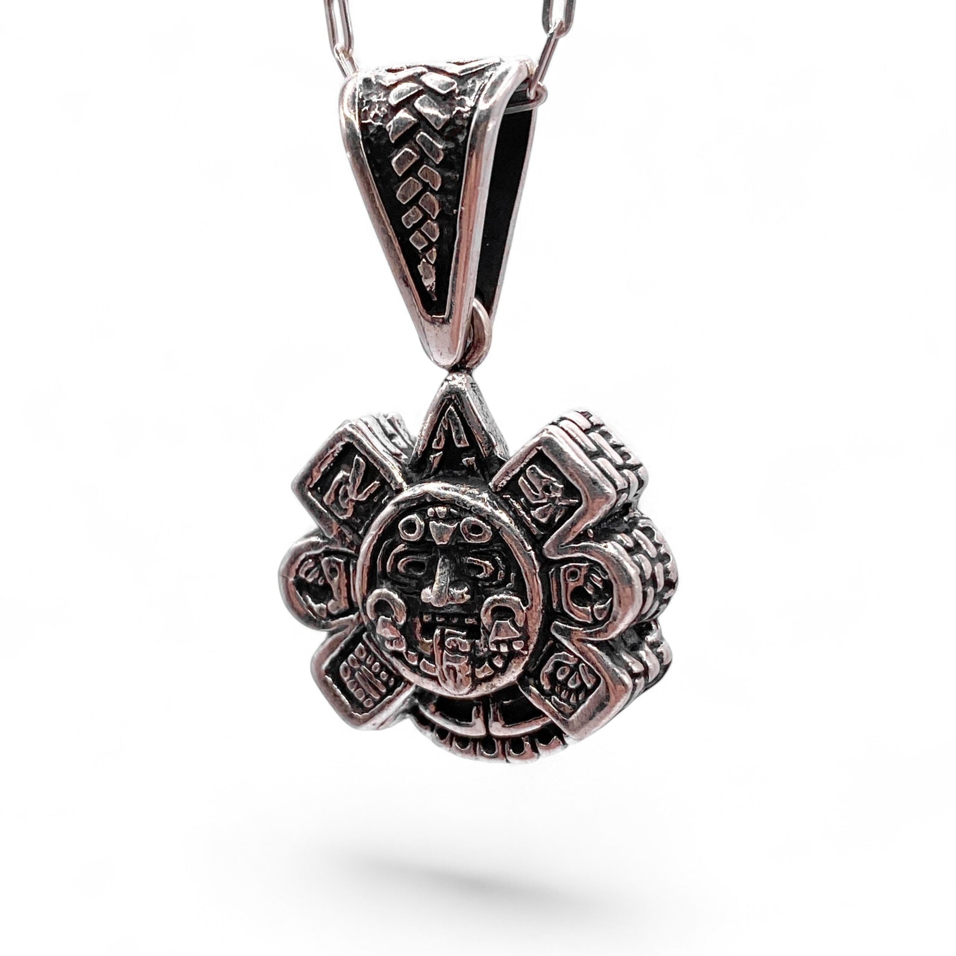 Pendentif en argent finement ouvragé "OLLIN", représentant un motif aztèque, disponible sur la boutique en ligne Altiplano.
