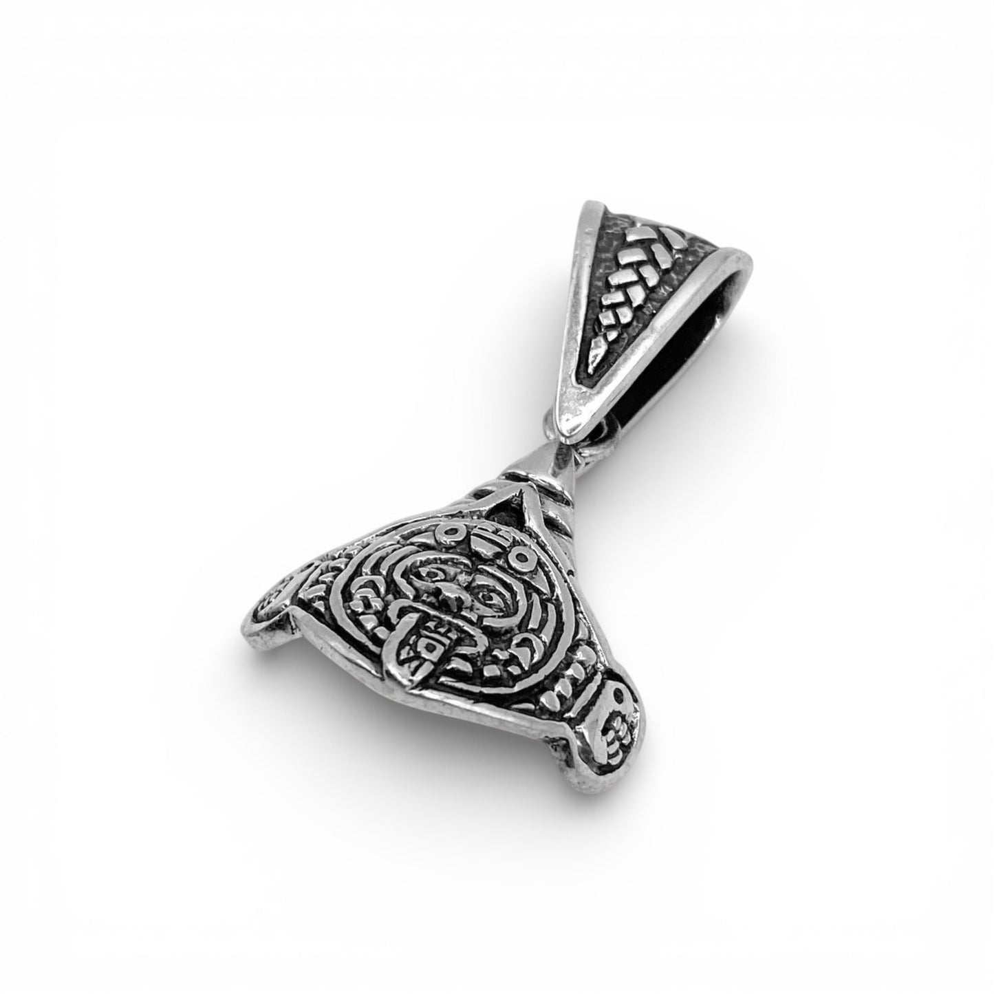 Pendentif en argent finement ciselé, représentant un motif traditionnel aztèque. Le design détaillé évoque l'authenticité et l'artisanat minutieux de la culture latino-américaine. Une création unique de la boutique Altiplano.