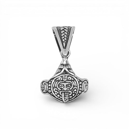 Pendentif en argent "TONATIUH" proposé par la boutique Altiplano. Ce bijou finement ciselé présente un motif inspiré de l'artisanat latino-américain, parfait pour ajouter une touche élégante et culturelle à votre collection.