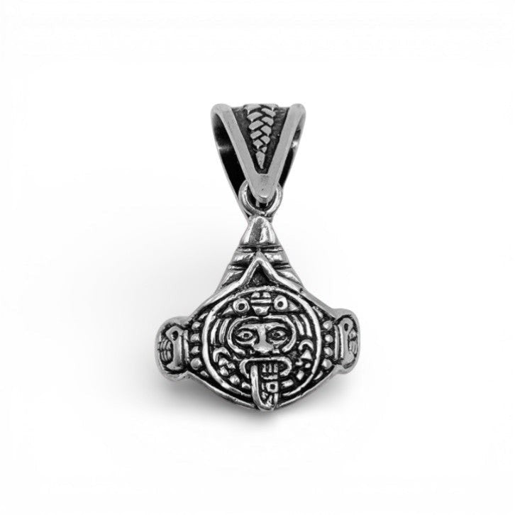 Pendentif en argent "TONATIUH" de la boutique Altiplano, représentant un dieu mésoaméricain avec des motifs détaillés et un design traditionnel.